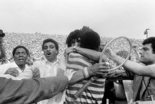 Yannick Noah et son père Zacharie à Roland-Garros en 1983.