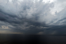 Des nuages qui s'accumulent au-dessus de Nice (Alpes-Maritimes)