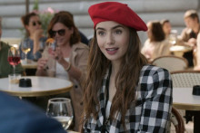 Lily Collins et son béret déjà célèbre dans "Emily in Paris"