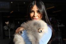 Maeva Ghennam avec son chien Hermes