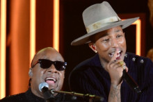 Stevie Wonder et Pharell Williams lors des Grammy Awards de Los Angeles, le 26 janvier 2014 (photo d'Archives).