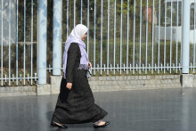 Une femme voilée dans la rue (illustration)