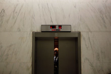 Les portes d'un ascenseur se referment dans un bâtiment de Washington, le 22 juillet 2010 (image d'illustration)