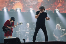 Angus Young et Brian Johnson d'AC/DC au Stade de France le 23 mai