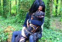 Elisa Pilarski et le chien de son compagnon, Curtis.