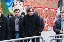 Le dessinateur Riss (au centre), rédacteur en chef de Charlie Hebdo, à Paris le 10 janvier 2016.