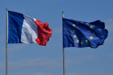 Le drapeau français et le drapeau européen (illustration)