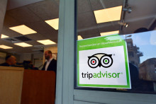 Un autocollant "Tripadvisor" sur la vitrine d'un restaurant à Jérusalem (Israël).