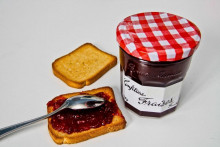 Un pot de confiture "Bonne Maman" (Illustration)