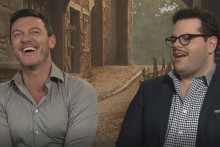 Luke Evans et Josh Gad incarnent Gaston et Le Fou dans "La Belle et La Bête"