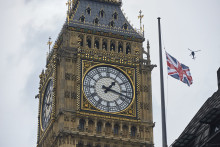 Un drapeau britannique devant Big Ben à Londres