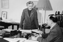 L'écrivain Agatha Christie et son mari Max E. L. Mallowan, posent dans leur maison de Greenway en mars 1946.
