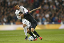 Cristiano Ronaldo à la lutte avec Angel Di Maria en novembre 2015