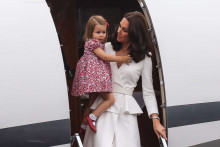 Kate Middleton descend de l'avion avec sa fille
