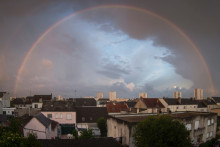 Un arc-en-ciel au-dessus des toits de Tours le 11 mai 2017