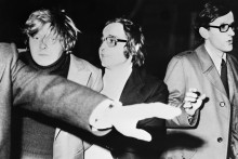Patrick Henry (à gauche), le meurtrier du petit Philippe Bertrand, est emmené par les policiers après son arrestation, le 18 février 1976