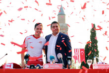 Samir Nasri pose avec le propriétaire d'Antalyaspor le 28 août 2017, en Rurquie