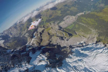 Deux français sautent d'un montagne et se pose dans un avion en vol