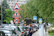Signalisation annonçant un ralentisseur, un passage piéton et l'entrée dans une zone à 30 km/h.