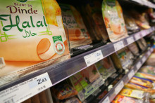 Un rayon comportant des produits alimentaires certifiés halal (Illustration).