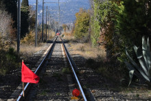 Le chemin de fer entre Millas et Saint-feliu-d'Avallas, le 16 décembre 2017 alors que les gendarmes français et les employés de la SNCF enquêtent au passage à niveau.