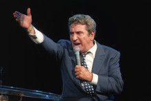 Le chanteur Gilbert Bécaud se produit sur la scène du Palais des Congrès, le 05 octobre 1993 à Paris.