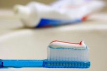 Une brosse à dent avec du dentifrice (Illustration)