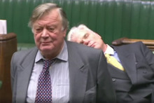 Le parlementaire britannique Desmond Swayne s'endort à la Chambre des Communes