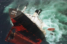 L'Erika a fait naufrage le 12 décembre 1999 au large de la Bretagne.