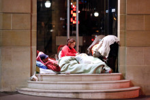 Des SDF devant l'entrée d'un magasin parisien, le 28 octobre 2012
