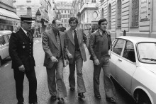 Albert Spaggiari, entouré de policiers et de son avocat en 1976. Il avait toujours été jusque-là considéré comme le cerveau du braquage.
