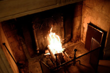 Un feu de cheminée dans un appartement parisien, le 24 novembre 2014 (Illustration).