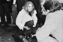 Brigitte Bardot pose avec un bébé phoque au Canada en 1976