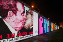 Projection de la peinture "My God, Help Me to Survive This Deadly Love", de l'artiste russe Dimitri Vroubel, à l'occasion des 30 de la chute du Mur de Berlin. Novembre 2019
