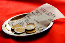 Un pourboire dans un café (illustration)