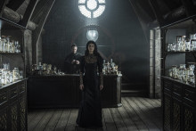 La sorcière Yennefer dans la série "The Witcher" entourée d'une mystérieuse collection de sabliers.