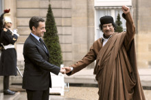 Nicolas Sarkozy accueillant l'ancien dictateur libyen Mouammar Kadhafi à l'Élysée, le 10 décembre 2007