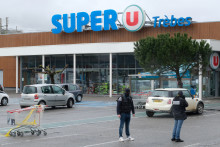 La devanture du Super U ciblé par l'attaque terroriste vendredi 23 mars qui a coûté la vie à 4 personnes