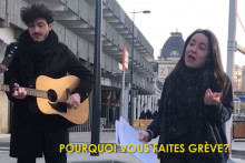 Une Américaine chante son désarroi face à la grève SNCF qui la retient à Toulouse