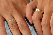 Un couple de mariés portant des alliances (illustration)