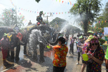 En Thaïlande, des éléphants éclabousseurs lancent le festival de l'eau