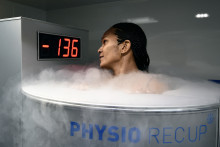 La sportive Wendie Renard en séance de cryothérapie après un entraînement