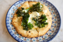 La "baby pizz'" aux brocolinis, chou kale, pecorino et amande à partager en antipasti
