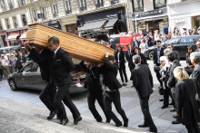 Le cercueil de Pierre Bellemare entre en l'église Saint-Roch sous les applaudissements de la foule