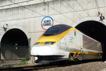 Un train sort du tunnel sous la Manche.