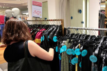 Une cliente dans un magasin de vêtements parisien (illustration)