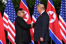 Kim Jong-Un et Donald Trump échangent une poignée de main à Singapour le 12 juin 2018