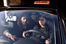 Une instructrice d'auto-école avec son élève au Mans.