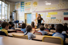 Une enseignante faisant classe (illustration)