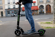 Un homme fait de la trottinette électrique à Paris.